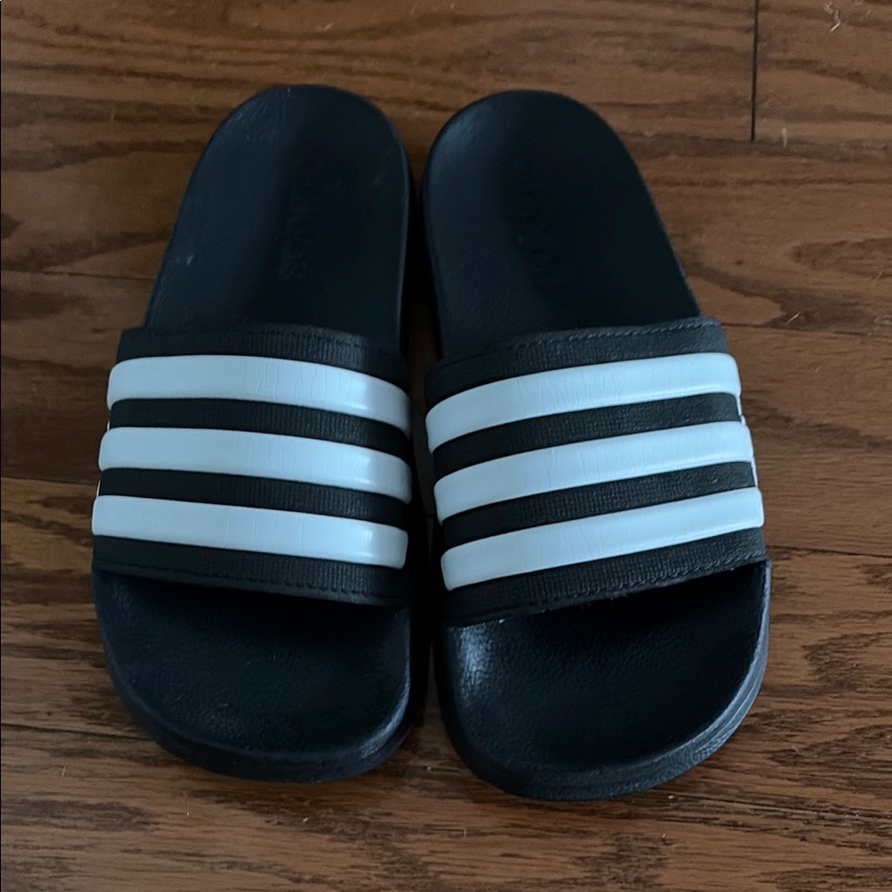 adidas Black and White Kids Slide Sandals, size 2